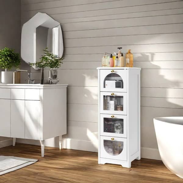 Een witte smalle badkamerkast met glazen deurtjes naast een wastafel.