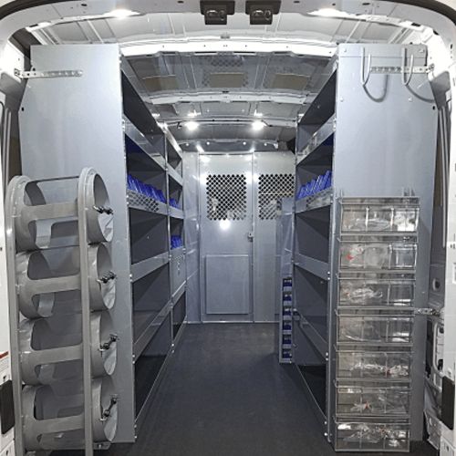 Professioneel ingericht Work System in een bestelwagen voor crew-uitrusting.