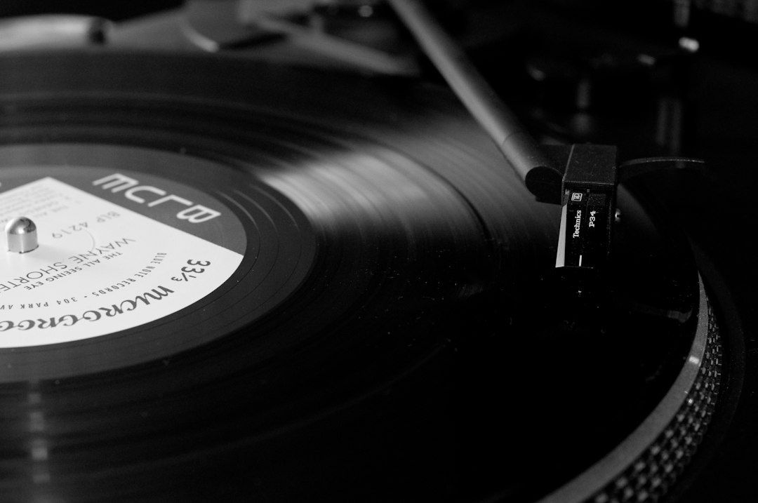 Zwart-witfoto van een draaiende jazzplaat op een platenspeler